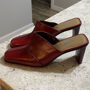 - Women’s read Nicole slides size 7 1/2